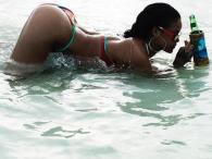 Rihanna wypina pośladki na Barbadosie